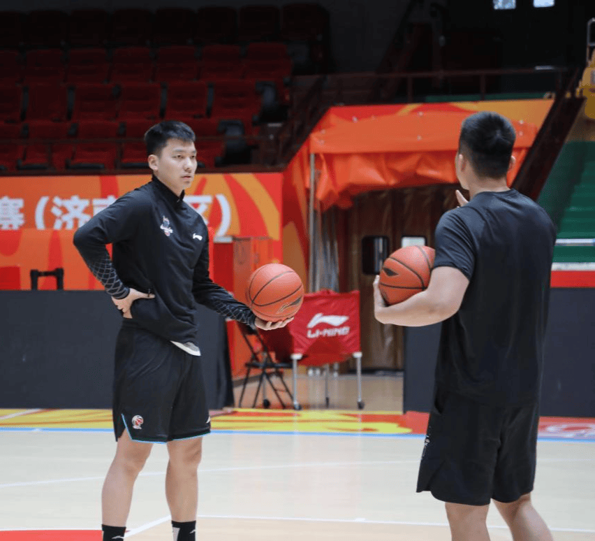 山东男篮备战对抗福建队，全队精神抖擞