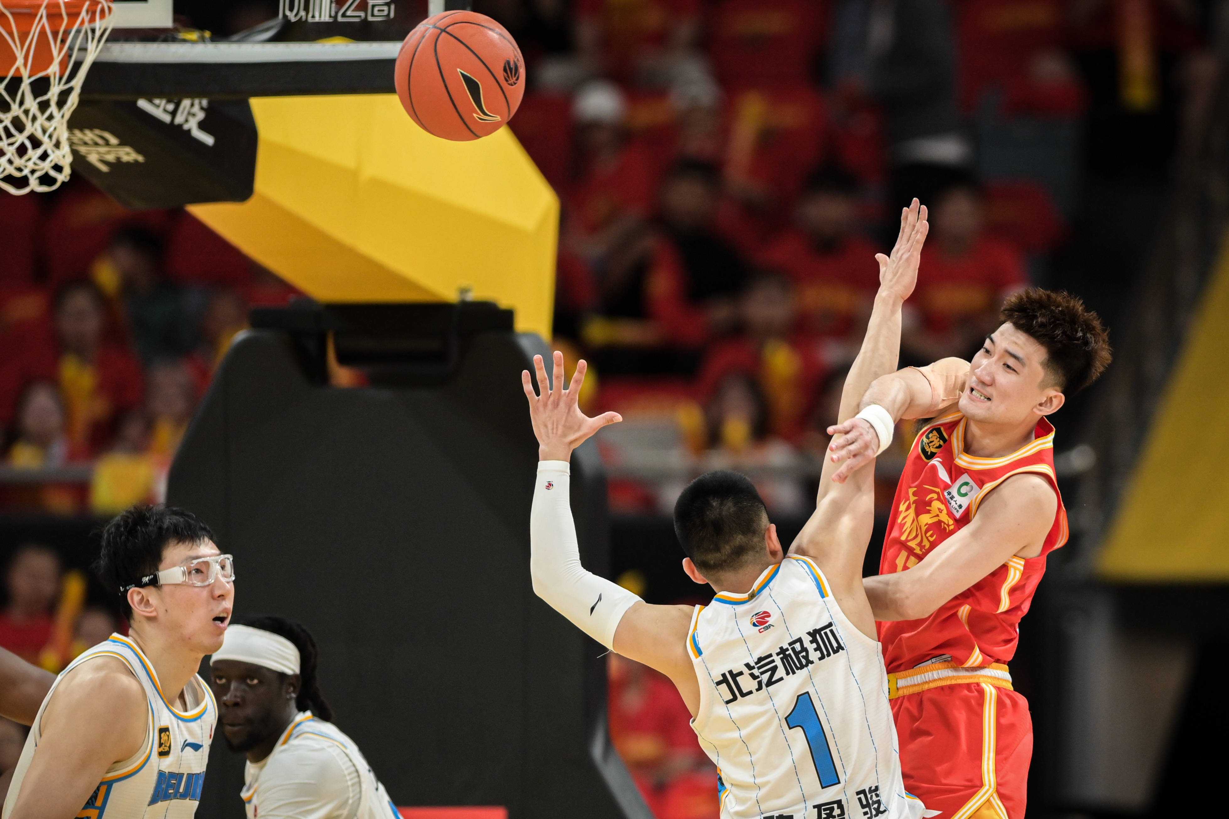 米兰体育-黄荣奇15分广东胜福建孙铭徽16+18广厦胜四川