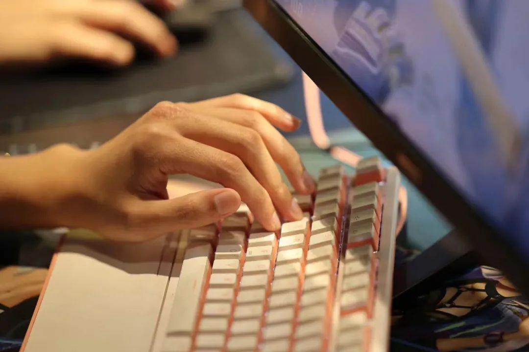 那个志愿报了电竞的男孩，如今在直播间卖耳机的简单介绍