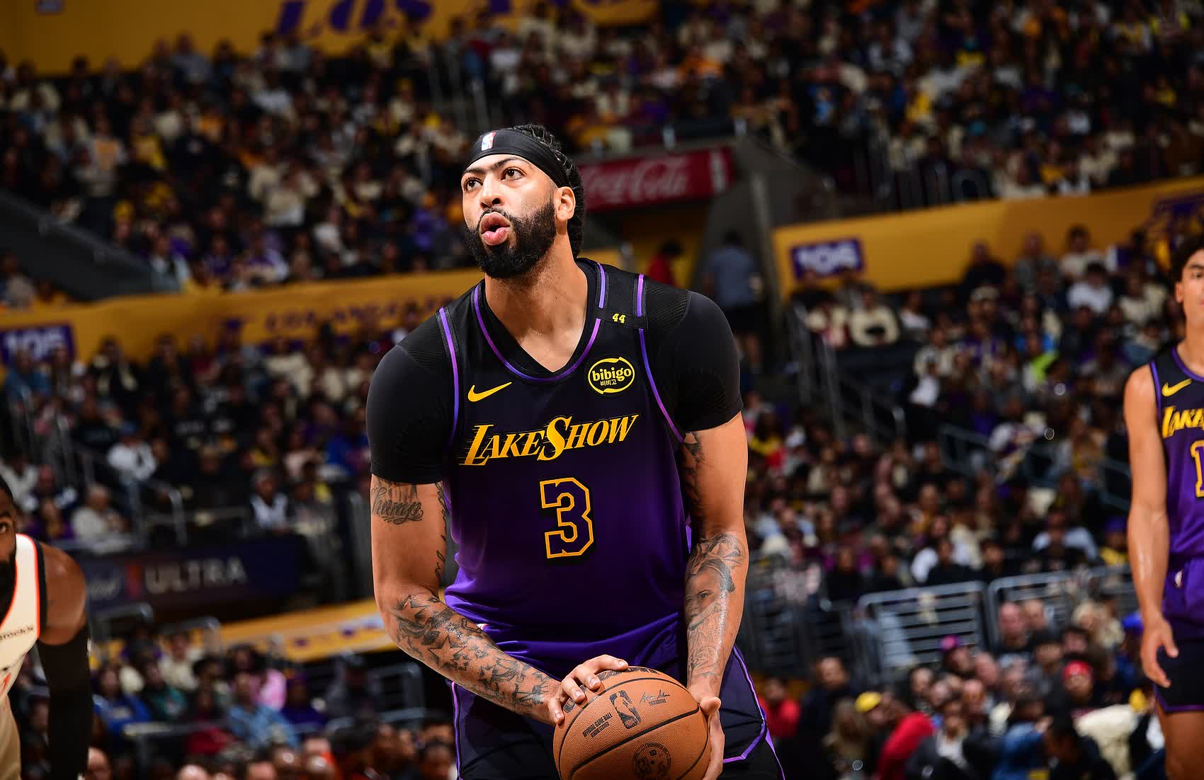 NBA-浓眉赛季中视网膜脱落目前已接受修复手术