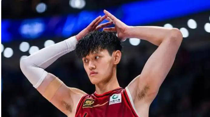 包含曝篮网签约曾凡博为非保障性训练营邀请合同的词条
