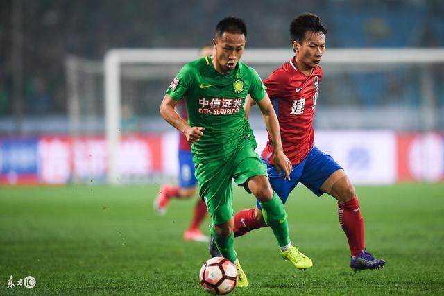 守门员英勇扑救，保卫球门如铜墙铁壁
