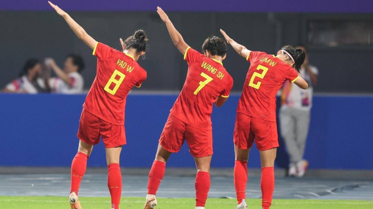米兰体育-策马扬鞭！女足运动员争分夺秒！
